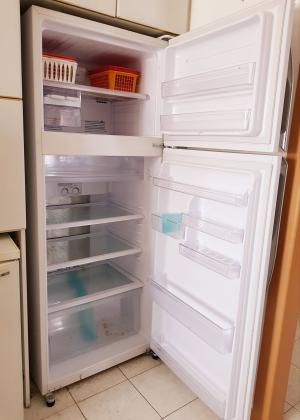 מקרר שארפ לבן דגם SJ