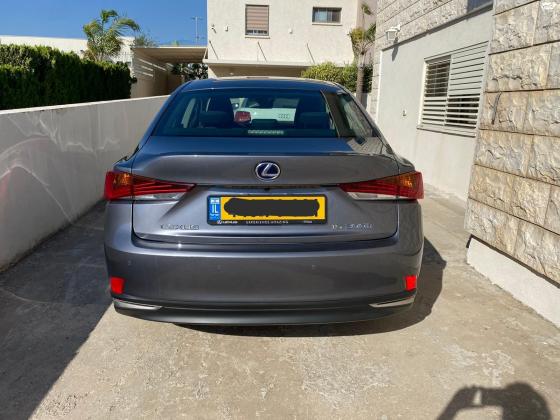 לקסוס IS300h (2018)