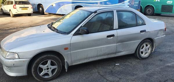 מיצובישי לנסר קלאסיק (2001)