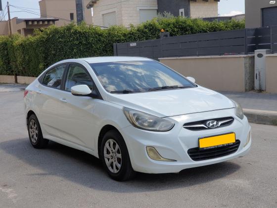 יונדאי i25 (2011)