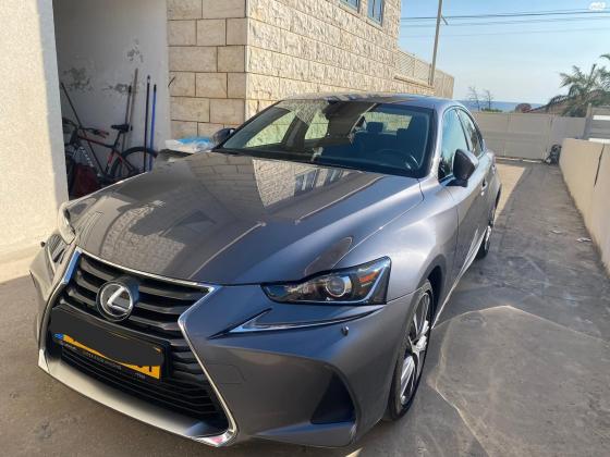 לקסוס IS300h (2018)