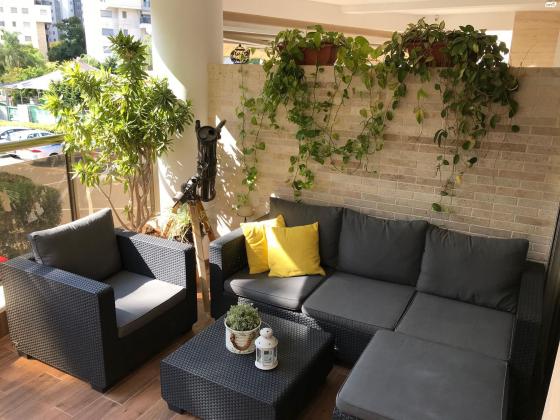 מנחם בגין 29 (מוצקין הצעירה ונווה גנים)