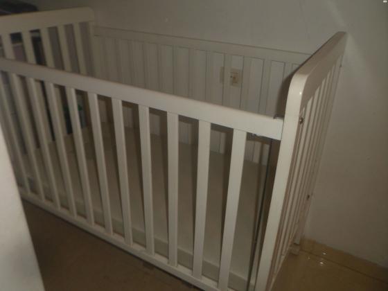 מיטת תינוק בצבע לבן,שמורה, כולל