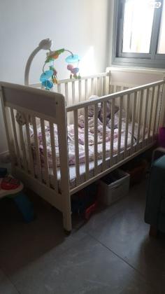 מיטת תינוק כחדשה הייתה בשימוש
