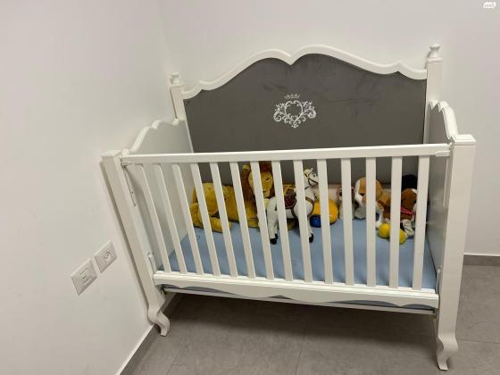 מיטת תינוק מעץ מלא איכותי