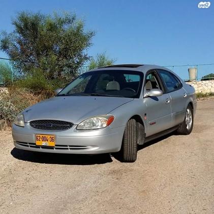 פורד טאורוס (2001)