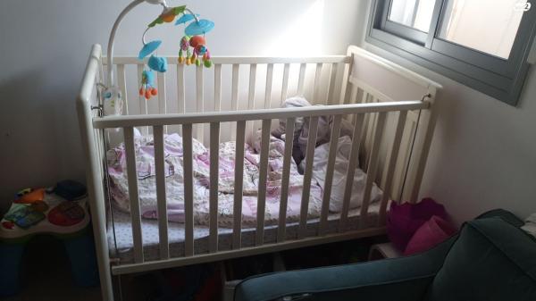 מיטת תינוק כחדשה הייתה בשימוש