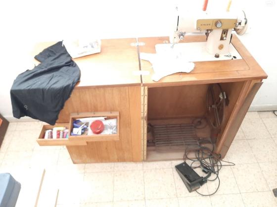 מכונת תפירה singer + שולחן +ארון אחסון