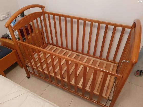 מיטת תינוק מעץ מלא, דופן יורדת ועולה