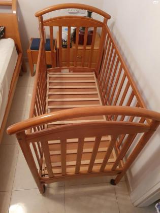 מיטת תינוק מעץ מלא, דופן יורדת ועולה