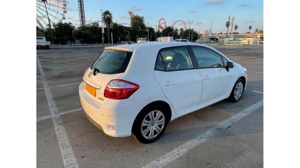 טויוטה אוריס (2011)