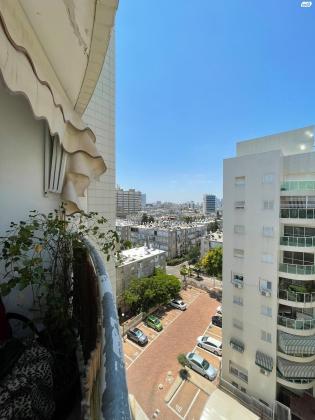 שמחה הולצברג 18