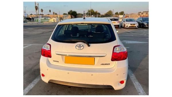 טויוטה אוריס (2011)