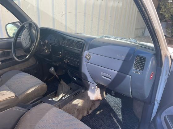 טויוטה היילקס 2X4 (2000)