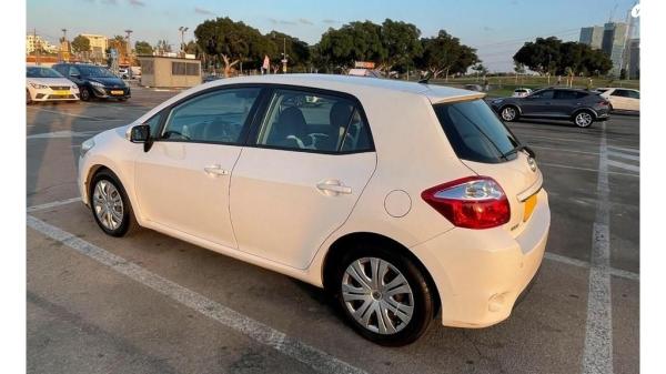 טויוטה אוריס (2011)