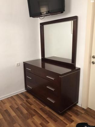 חדר שינה הכולל מיטה 190/160,