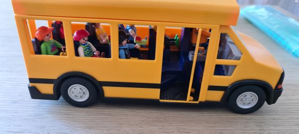 אוטובוס בית ספר עם אורות