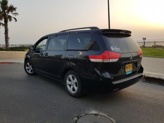 טויוטה סיינה (2011)