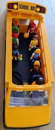 אוטובוס בית ספר עם אורות