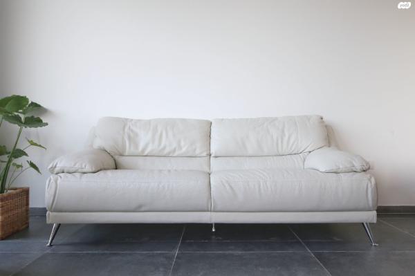 שתי ספות עור מחברת NATUZZI האיטלקית