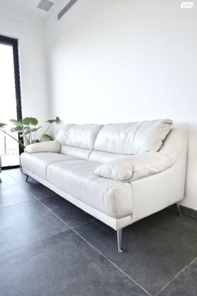 שתי ספות עור מחברת NATUZZI האיטלקית