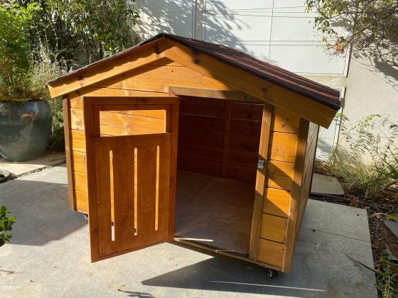 מלונה גדולה לכלב גדול בעבודת