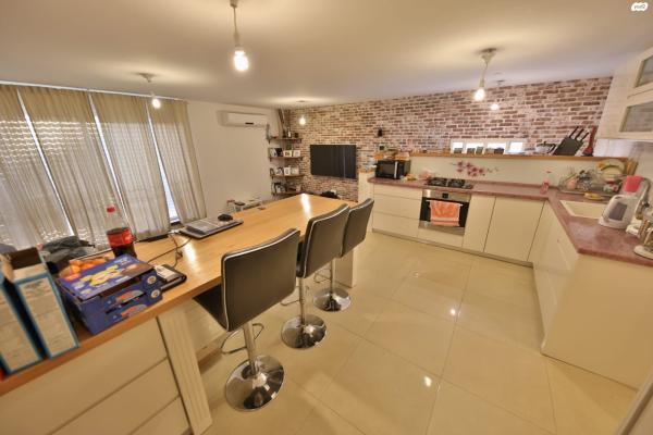 ברק 8 (מוצקין הותיקה)