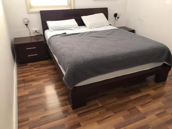 חדר שינה הכולל מיטה 190/160,