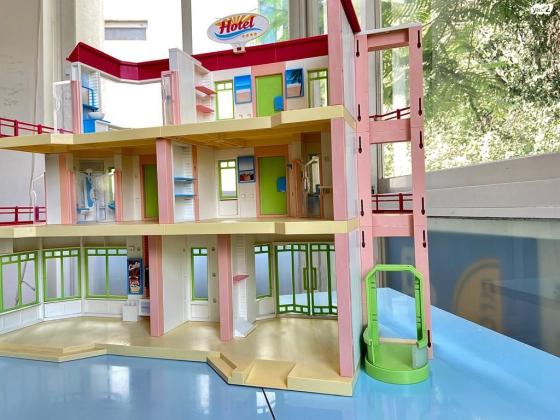 בית מלון פליימוביל, 3 קומות, כמו חדש