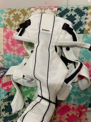 מנשא בייבי ביורן לבן מתאים מ 3