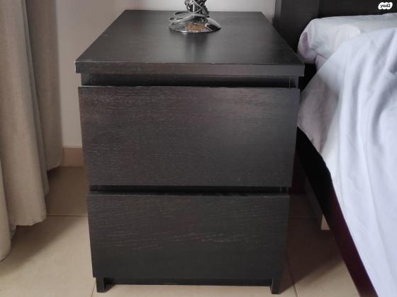 2 שידות צד למיטה מרווחות