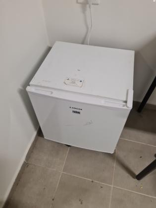מקרר משרדי קטן שימש אותי