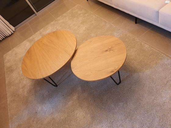 למכירה שני שולחנות ומזנון מעץ