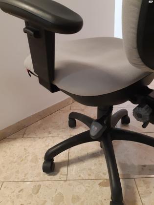 כיסא מחשב של חברת צרעה,