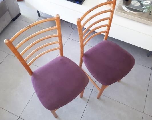 שני כסאות יפים מעץ מלא