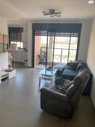 י"א באדר 10 (מתחם נגבה)