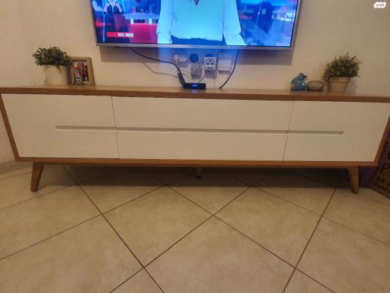 שידת טלויזיה של סימפלי ווד