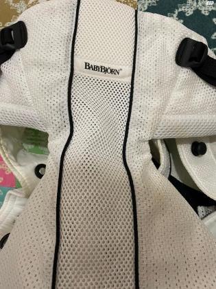 מנשא בייבי ביורן לבן מתאים מ 3