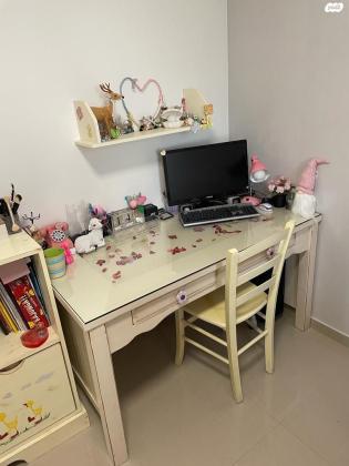 שידת איפור מקסימה תלויה עם