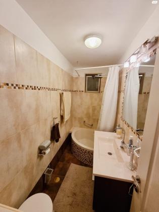 נחום שאדיקר 7 (נוה יעקב)