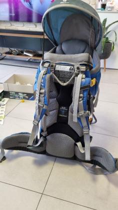 מנשא לטיולים של חברת Deuter,