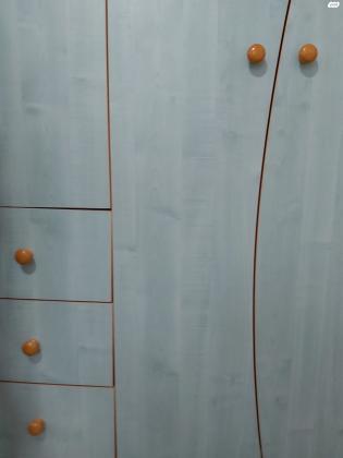 ארון בגדים גדול מהמם, בצבע