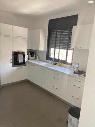 י"א באדר 10 (מתחם נגבה)