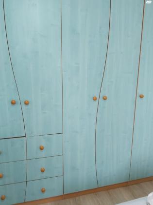 ארון בגדים גדול מהמם, בצבע