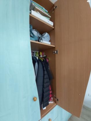 ארון בגדים גדול מהמם, בצבע