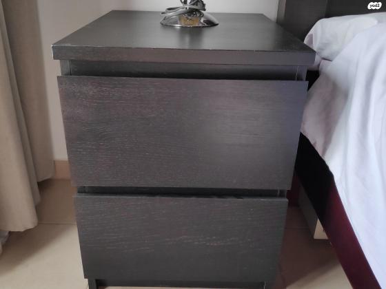 2 שידות צד למיטה מרווחות