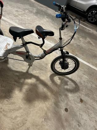 תלת אופן עם ספסל וכסא