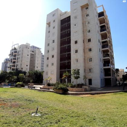 אורי צבי גרינברג 7 (רמת הדר)