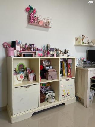 שידת איפור מקסימה תלויה עם