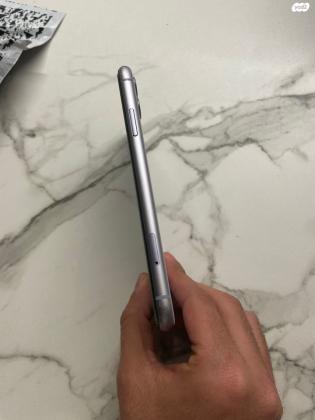 מוכרת אייפון 11 סגול, במצב